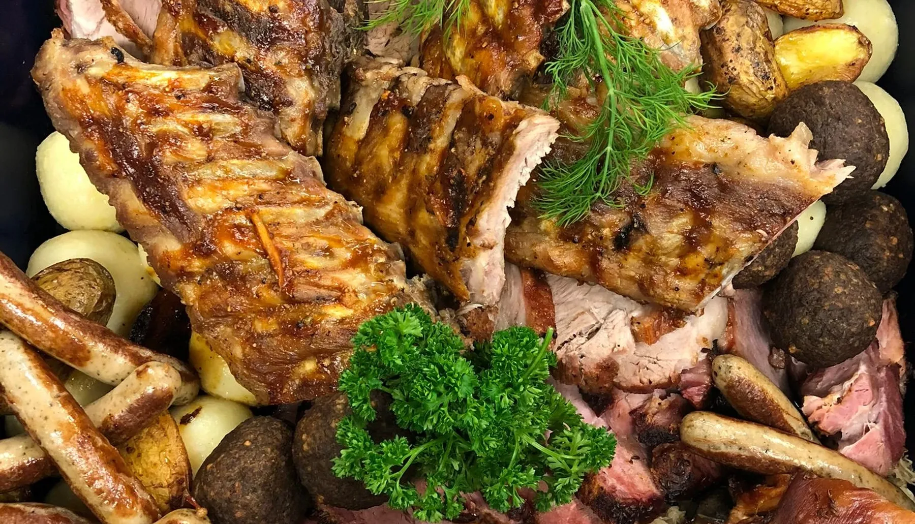 Reindl mit Spareribs, Haxn, Bratwürsteln, Kartoffeln und Sauerkraut
