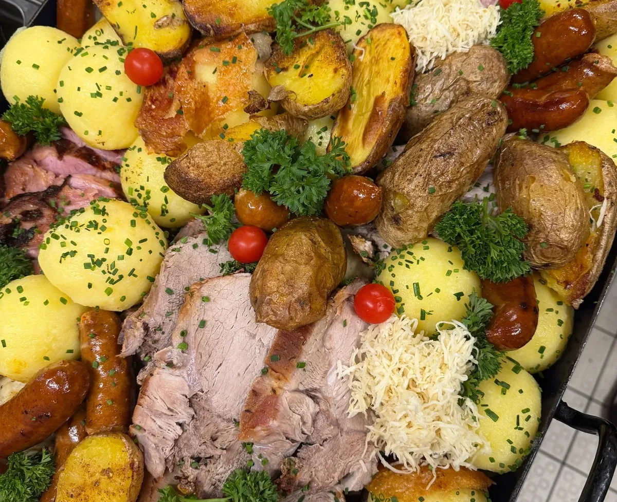Reindl mit Schweinsbraten, Semmelknödeln, Bratkartoffeln und frischem Kren